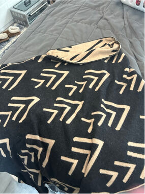 Women's Duffield Lane Reversible Poncho ONE SIZE Black Beige